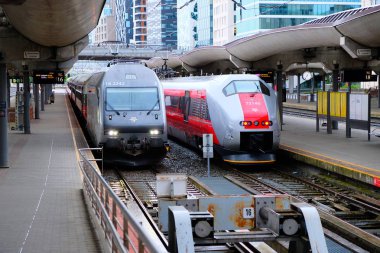 Oslo, Norveç - 14 Mayıs 2019: Oslo merkez istasyonunda platform görüntüsü. Oslo Merkez İstasyonu Oslo 'daki ana tren istasyonudur..