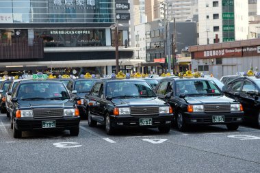 Hiroşima, Japonya - 6 Ocak 2018: Hiroşima istasyonunda siyah taksiler sıraya dizildi..