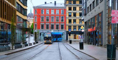 Oslo, Norveç - 17 Mayıs 2019: Norveç 'in Oslo şehrinde bir tramvay geçiyor..