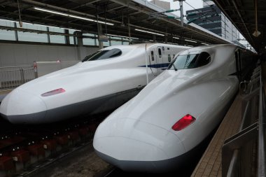 Osaka, Japonya - 1 Ocak 2018 Shinkansen 700 treni Shin-Osaka İstasyonu 'na park edilmiştir. Shinkansen, Japonya Demiryolları tarafından işletilen Japonya 'nın yüksek hızlı trenidir..