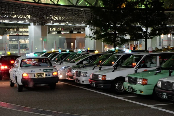 2017年12月30日 金沢駅に白と緑のタクシーが立ち並ぶ — ストック写真