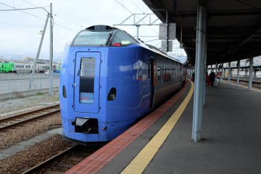 Koçandaki haşlanmış mısırı yakından çek. Sıcak taze pişmiş mısır..