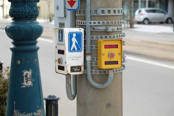 Koçandaki haşlanmış mısırı yakından çek. Sıcak taze pişmiş mısır..