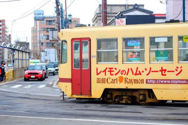 HAKODATE, JAPONYA - 14 Nisan 2016: Hakodate 'deki eski klasik tramvay. Tramvaylar Hakodate 'yi gezmek için ana ulaşım modudur..