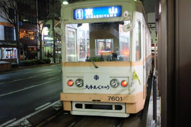 OKAYAMA, JAPONYA - 11 Kasım 2014: Okayama-Ekimae Okayama İstasyonu 'ndaki klasik tramvay. Okayama Electric Tramway tarafından işletiliyor. Japonya.