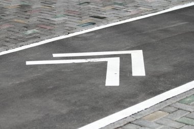 Beyaz asfalt üzerinde ok işaretiyle Bisiklet Bisiklet yol işaret sokak, Bisiklet lane üzerinde sokak, gri arka plan üzerinde oturum