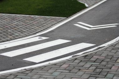 Beyaz asfalt üzerinde ok işaretiyle Bisiklet Bisiklet yol işaret sokak, Bisiklet lane üzerinde sokak, gri arka plan üzerinde oturum