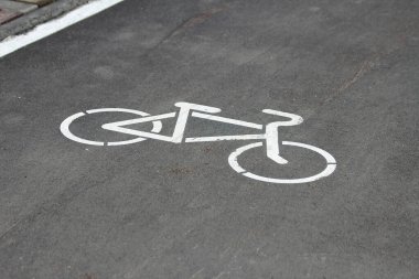 Beyaz asfalt üzerinde ok işaretiyle Bisiklet Bisiklet yol işaret sokak, Bisiklet lane üzerinde sokak, gri arka plan üzerinde oturum