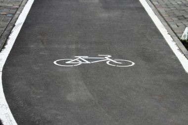Beyaz asfalt üzerinde ok işaretiyle Bisiklet Bisiklet yol işaret sokak, Bisiklet lane üzerinde sokak, gri arka plan üzerinde oturum