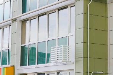 Büyük bir ofis binasının birden fazla penceresi kapalı