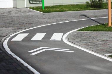 Beyaz asfalt üzerinde ok işaretiyle Bisiklet Bisiklet yol işaret sokak, Bisiklet lane üzerinde sokak, gri arka plan üzerinde oturum