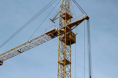 Mavi gökyüzüne karşı inşaat vinç kulesi
