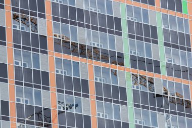 Büyük bir ofis binasının birden fazla penceresi kapalı