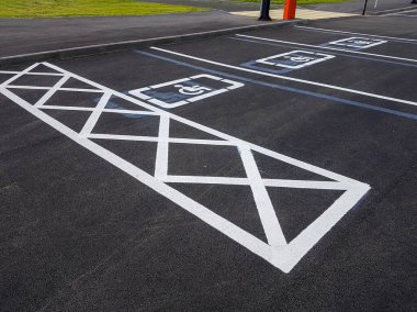 Engelliler için yol işaretleri. Kaldırıma engelli park çizimi