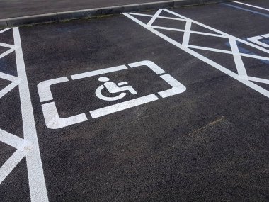 Engelliler için yol işaretleri. Kaldırıma engelli park çizimi