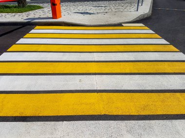 Yaya geçidi. Yaya geçidinde beyaz ve sarı çizgiler