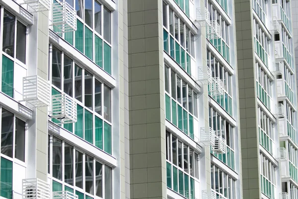 Büyük bir ofis binasının birden fazla penceresi kapalı