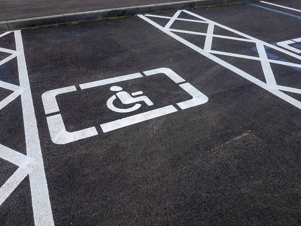Engelliler için yol işaretleri. Kaldırıma engelli park çizimi