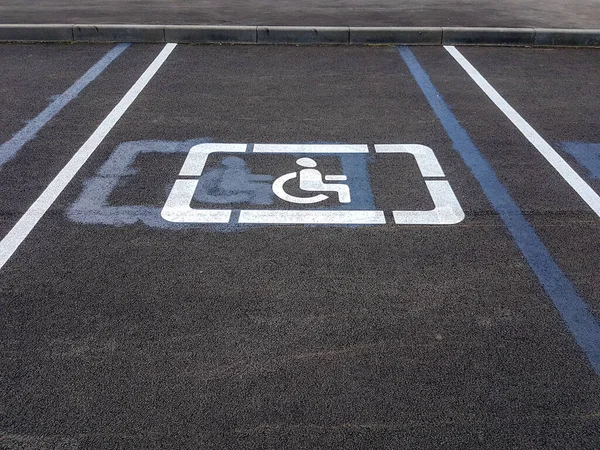 Road markings for the disabled. Disabled parking drawing on the pavement — Stock Photo, Image