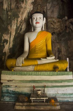 İnsanlar için mağaralarda büyük Buddha heykeli ziyaret etmek ve dua Ekim 'de Wat Khuha Sawan 'da 4, 2017 Phatthalung, Tayland.