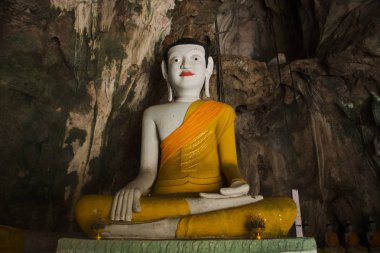 İnsanlar için mağaralarda büyük Buddha heykeli ziyaret etmek ve dua Ekim 'de Wat Khuha Sawan 'da 4, 2017 Phatthalung, Tayland.