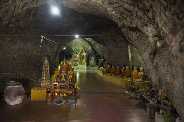 Tay insanlar ziyaret ve saygı ya da Wat Khao Orr 4 Ekim 2017 Phatthalung, Tayland için dua için mağarada çok buddha ve Tanrı ve melek ve münzevi heykeli.