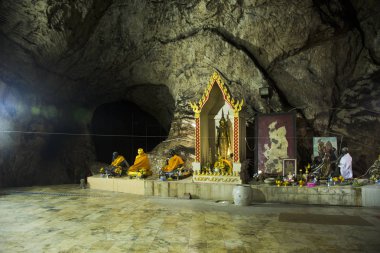 Tay insanlar ziyaret ve saygı ya da Wat Khao Orr 4 Ekim 2017 Phatthalung, Tayland için dua için mağarada çok buddha ve Tanrı ve melek ve münzevi heykeli.