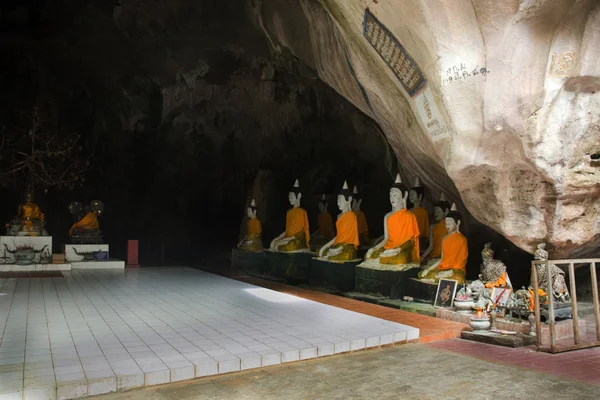 Grande Estátua Buddha Cavernas Para Pessoas Visitarem Orarem Wat Khuha — Fotografia de Stock