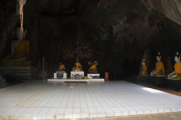 Grande Estátua Buddha Cavernas Para Pessoas Visitarem Orarem Wat Khuha — Fotografia de Stock