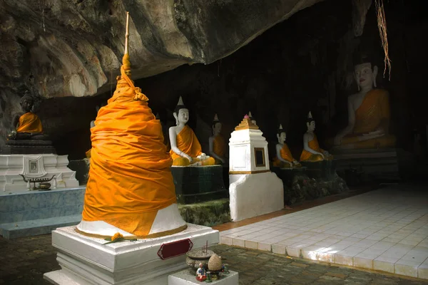 ワット Khuha における人々の訪問と祈りのための洞窟の大仏像10月4日 タイのパッタルンで2017 — ストック写真