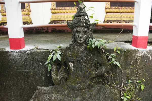 Kaputte Engelsskulptur Und Schnitzerei Freien Von Wat Khao Orr Phatthalung — Stockfoto