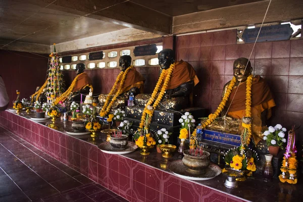 タイの人々 の訪問や尊敬 2017 日にパッタルン タイのワット オアで祈りの洞窟の多くの仏と神と天使と仙人像 — ストック写真