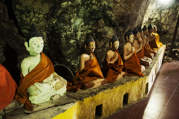 タイの人々 の訪問や尊敬 2017 日にパッタルン タイのワット オアで祈りの洞窟の多くの仏と神と天使と仙人像 — ストック写真