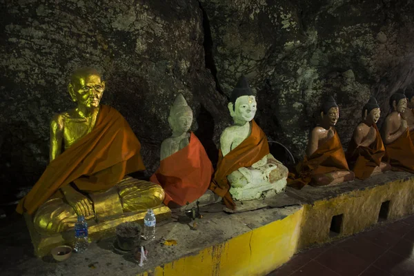 许多佛陀 天使和隐士雕像在洞穴为泰国人民访问和尊重或祈祷在考笏在2017年10月4日在 Phatthalung — 图库照片