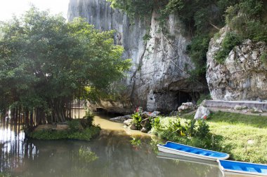 Tham Nam Yen veya soğuk su mağara için Tay insanlar seyahat seyahat etmek ziyaret etmek ve 4 Ekim 2017 Phatthalung, Tayland Khao Chaison kaplıca dinlenin