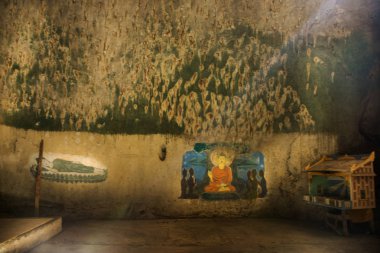İnsanlar için Khao Chaison Ilçesi 'nde Tham Phra Khao Chaison Caves güneş ışığı ziyaret ve Ekim 'de Buda heykeli dua 4, 2017 Phatthalung, Tayland.