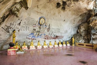 Gezginler için sanat binası ve Buddha heykeli Tayland insanlar ziyaret ve Ekim 'de Tham Phra Khao Chaison Caves tapınak dua 4, 2017 Phatthalung, Tayland