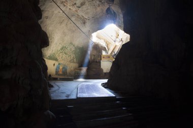 İnsanlar için Khao Chaison Ilçesi 'nde Tham Phra Khao Chaison Caves güneş ışığı ziyaret ve Ekim 'de Buda heykeli dua 4, 2017 Phatthalung, Tayland.