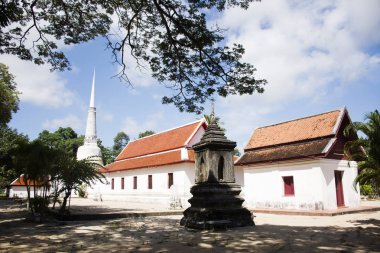 Phra Mahathat Chedi Tay insanlar için ziyaret edin ve Wat Kiean Bang Kaew Khao Chaison Phatthalung District, Tayland, dua saygı
