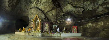 Tay insanlar ziyaret ve saygı ya da Wat Khao Orr 4 Ekim 2017 Phatthalung, Tayland için dua için mağarada çok buddha ve Tanrı ve melek ve münzevi heykeli.