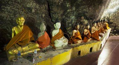 Tay insanlar ziyaret ve saygı ya da Wat Khao Orr 4 Ekim 2017 Phatthalung, Tayland için dua için mağarada çok buddha ve Tanrı ve melek ve münzevi heykeli.