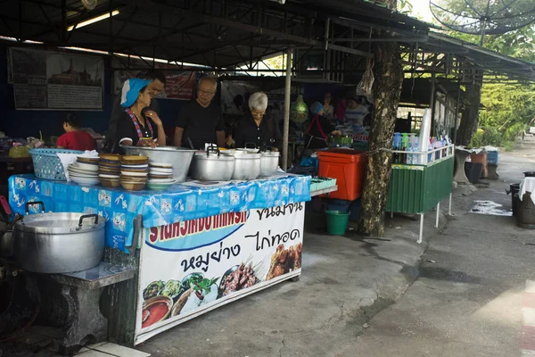 Tajski Ludzie Kupić Sprzedaży Ulicy Żywności Obok Drogi Lokalnej Restauracji — Zdjęcie stockowe