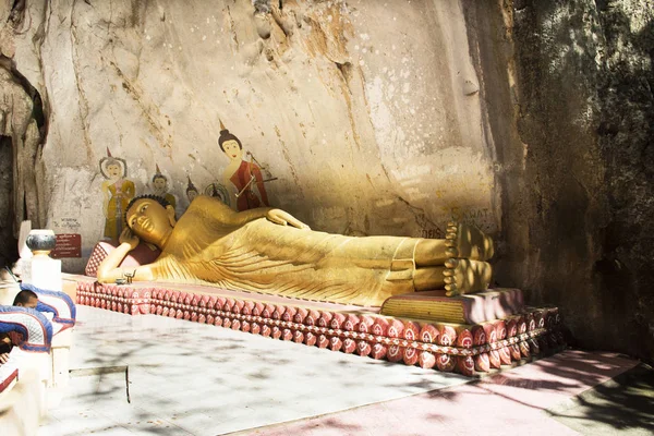 アート出張タイの人々 の訪問のため仏像をリクライニングし 2017 日にパッタルン タイの Tham さんプラナン Chaison 洞窟で祈る — ストック写真
