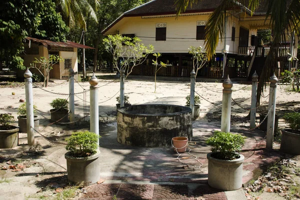 Estilo Tailandés Clásico Pozo Agua Sagrada Excavada Jardín Del Templo — Foto de Stock