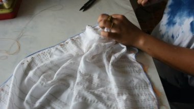 Taylandlı kadın emekçilerin Batik kravat doğal boyama renk süreci: Nonthaburi, Thailand atölyesinde kumaş üzerine bundle ve dikiş veya arashi shibori kat