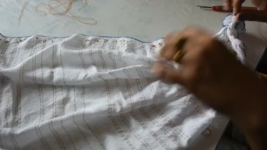 Taylandlı kadın emekçilerin Batik kravat doğal boyama renk süreci: Nonthaburi, Thailand atölyesinde kumaş üzerine bundle ve dikiş veya arashi shibori kat