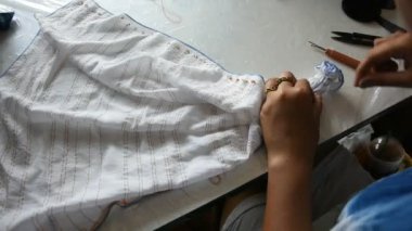Taylandlı kadın emekçilerin Batik kravat doğal boyama renk süreci: Nonthaburi, Thailand atölyesinde kumaş üzerine bundle ve dikiş veya arashi shibori kat