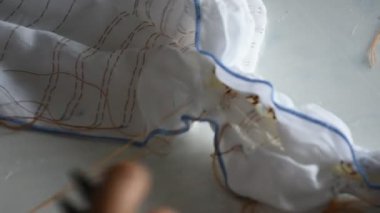 Taylandlı kadın emekçilerin Batik kravat doğal boyama renk süreci: Nonthaburi, Thailand atölyesinde kumaş üzerine bundle ve dikiş veya arashi shibori kat