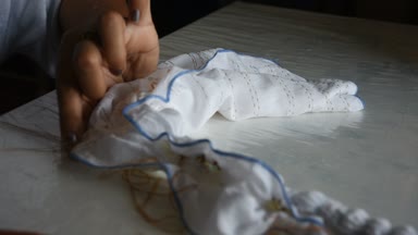 Taylandlı kadın emekçilerin Batik kravat doğal boyama renk süreci: Nonthaburi, Thailand atölyesinde kumaş üzerine bundle ve dikiş veya arashi shibori kat