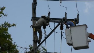 Elektrikçi işçi Metropolitan Elektrik Kurumu eser onarım elektrik sisteminde elektrik direği veya yardımcı programı kutup üzerinde 21 Nisan 2018 Nonthaburi, Tayland